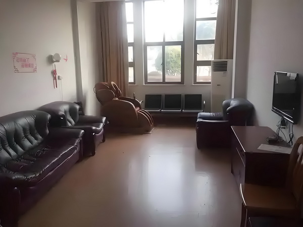 深圳哪里申请入户_偶遇何猷君穿两年前的增高鞋，奚梦瑶外八严重 穿两年前列车制动紧急